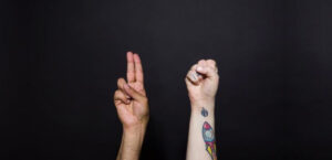 surdo e deficiente auditivo é a mesma coisa