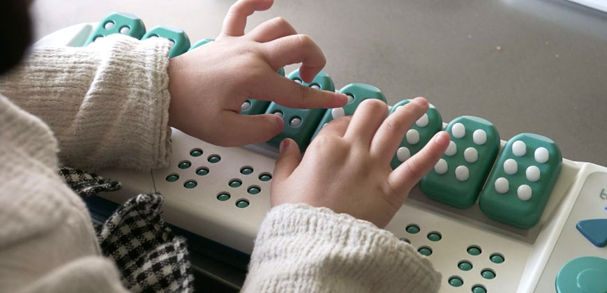 Tecnologia facilita o aprendizado de Braille