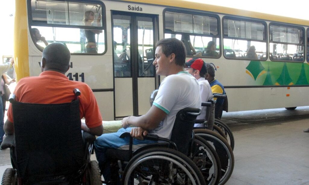 foto de quatro cadeirantes esperando para embarcar no ônibus