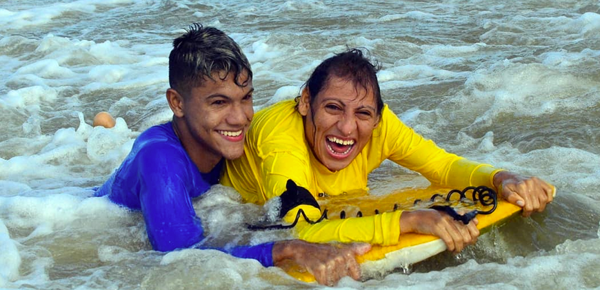 bodyboarding a jovens com deficiência