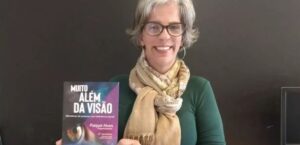 Rachel com o livro muito além da visão