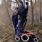 Cadeira de rodas que fica em pé oferece autonomia e qualidade de vida