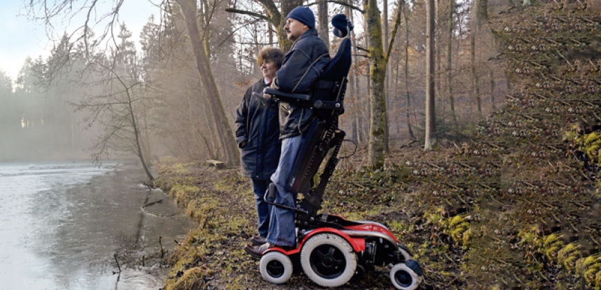 Cadeira de rodas que fica em pé oferece autonomia e qualidade de vida