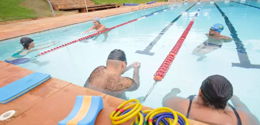 “Esporte em rede” oferece atividades aquáticas a pessoas com deficiência visual