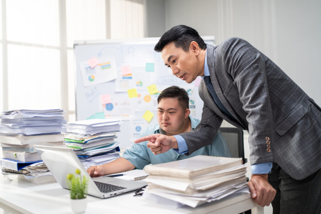 Como promover a inclusão de funcionários com TEA? asian young businessman patient work with manager 2023 11 27 05 22 12 utc