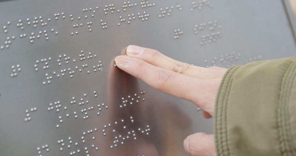 Deficiência visual: como implementar ações inclusivas no ambiente de trabalho? blind reading on braille at outdoor directory 2023 11 27 05 10 01 utc