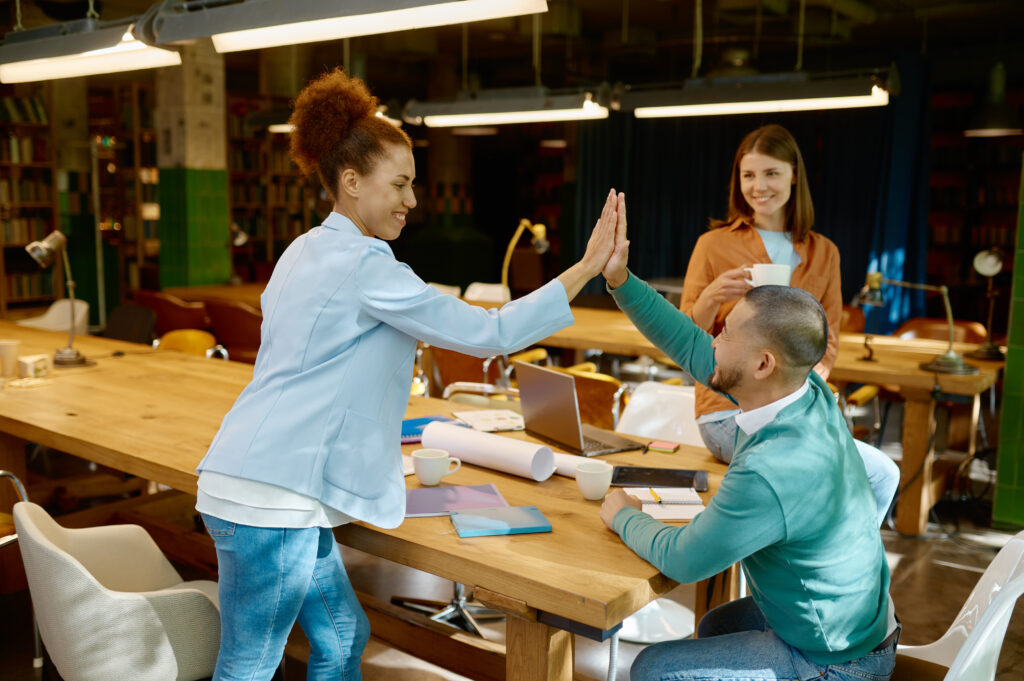 O que fazer para que os colaboradores entendam a importância da acessibilidade? busy multiracial office employees working in cowor 2023 11 27 04 55 40 utc