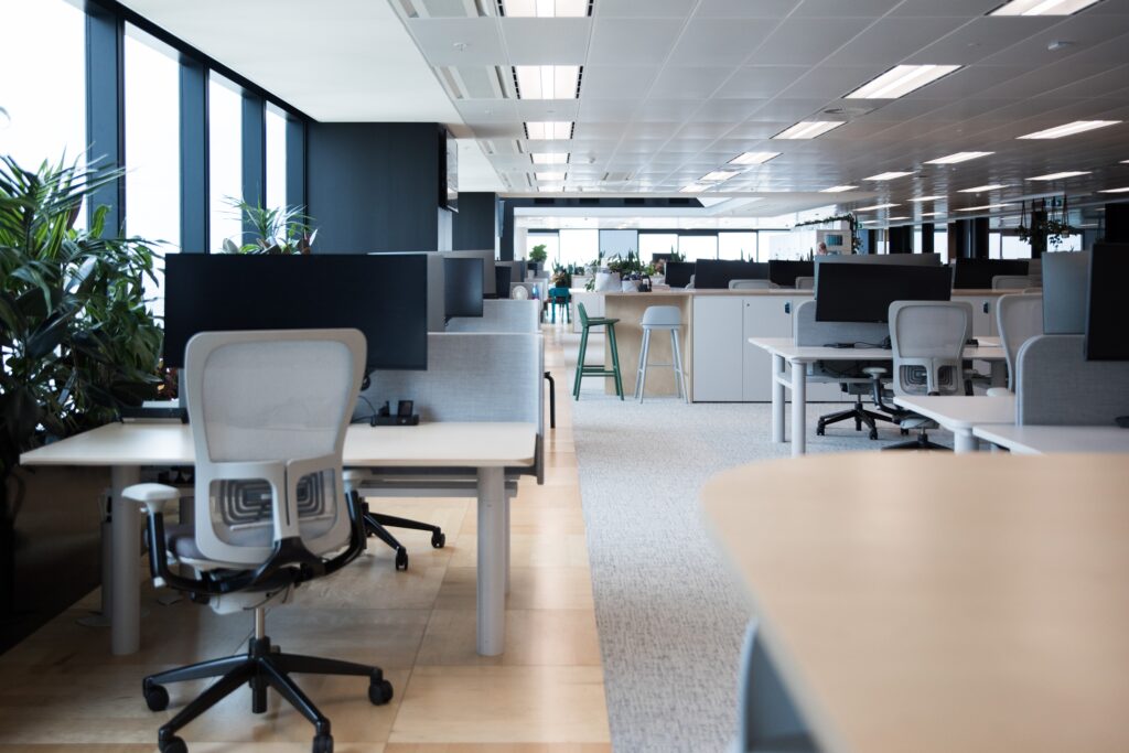 Como identificar se o seu escritório é acessível? modern empty office interior 2023 11 27 05 31 02 utc