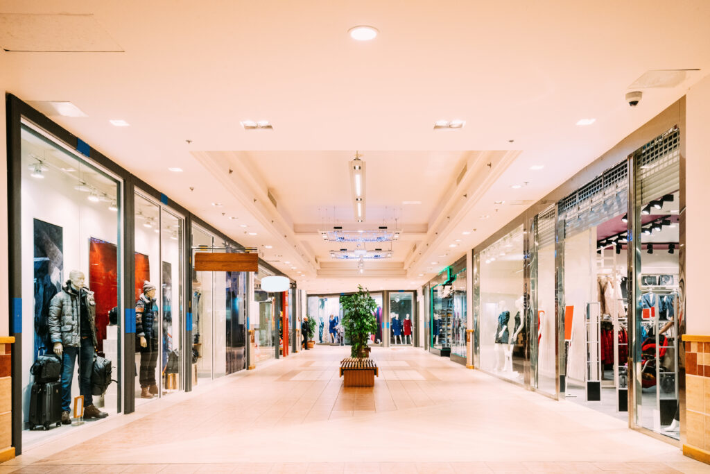 A Relevância da Certificação Guiaderodas para Shopping Centers shops with clothes at the modern shopping mall sho 2023 11 27 05 33 26 utc