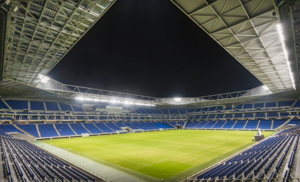 Acessibilidade nos Eventos Esportivos night view of football stadium in japan 2023 11 27 05 21 23 utc