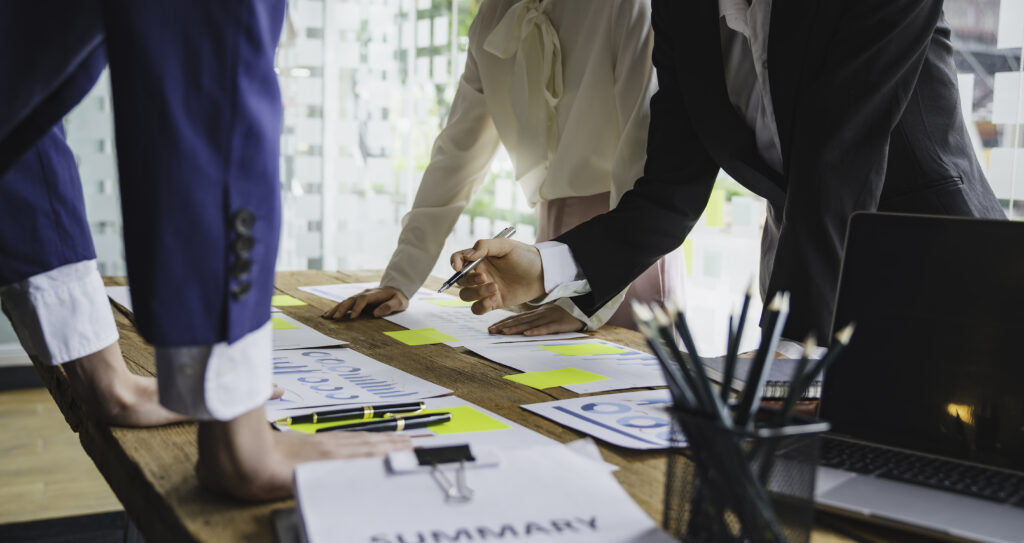 Conheça as parcerias estratégicas para promoção da Acessibilidade teamwork with businesspeople analysis cost graph 2023 11 27 05 09 56 utc